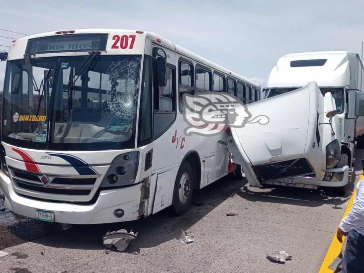 Aparatoso choque en la Puebla-Córdoba; cierran la circulación