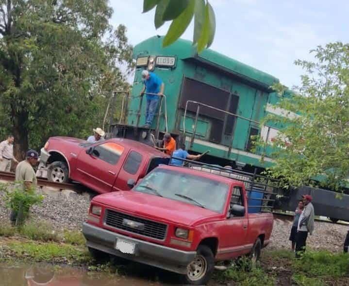 ¡Se los llevó! Camioneta intenta ganarle el paso al tren en Tierra Blanca