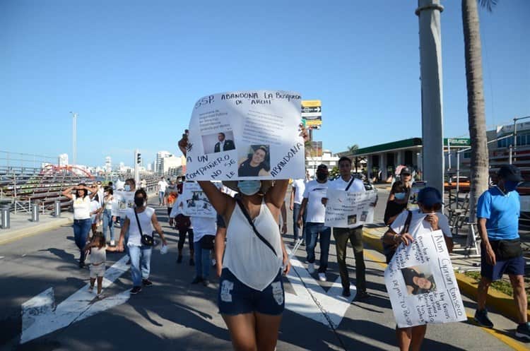 Marchan para exigir aparezca el director de la Policía Vial de Veracruz desaparecido