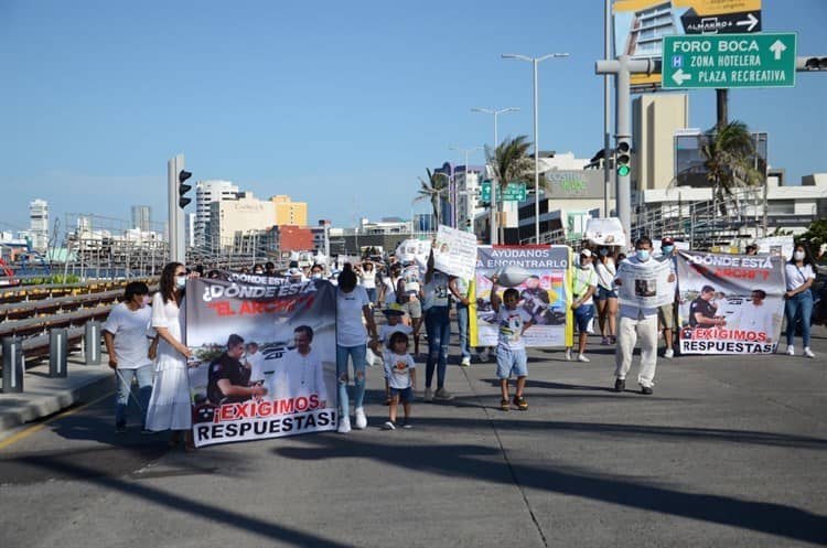 Marchan para exigir aparezca el director de la Policía Vial de Veracruz desaparecido