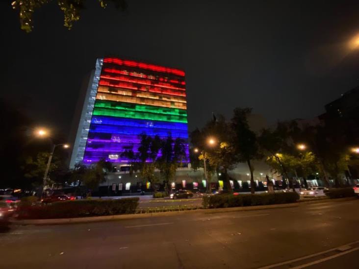 Senado de la República se iluminó con colores de la bandera LGBTTTIQ