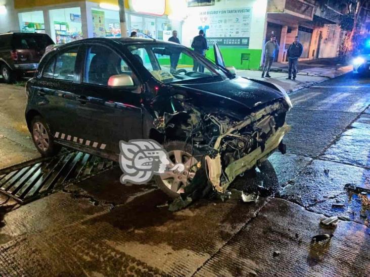 Choque entre grúa y automóvil dejó daños materiales en Xalapa