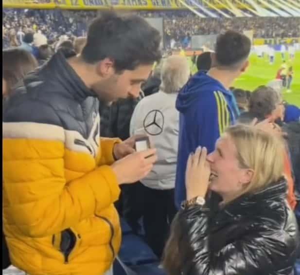 Mujer le pide matrimonio a su novio en partido del Boca Juniors (+Video)