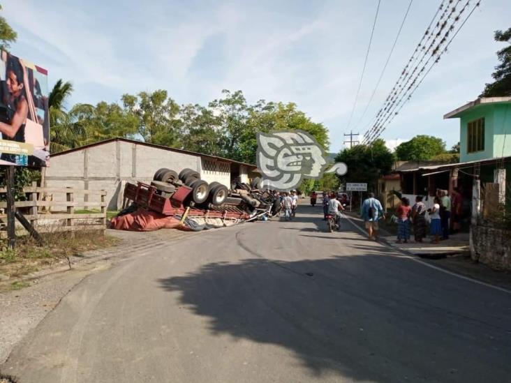 Vuelca camión materialista en carretera de Misantla