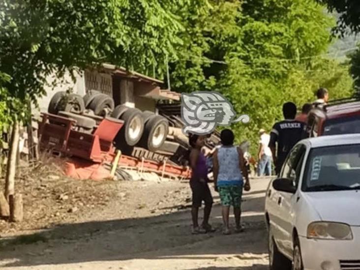Vuelca camión materialista en carretera de Misantla