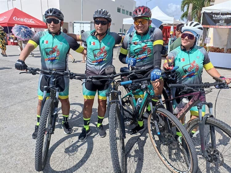 Grupo de ciclistas pedalean hacia el Festival Velas en Veracruz