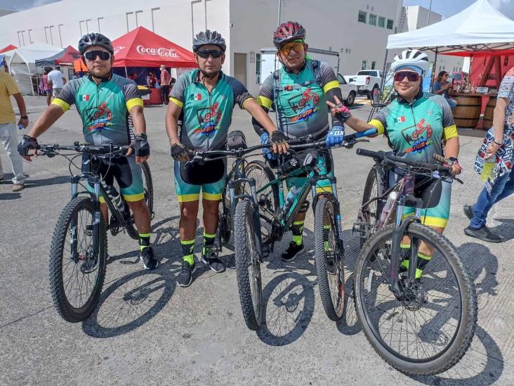 Grupo de ciclistas pedalean hacia el Festival Velas en Veracruz