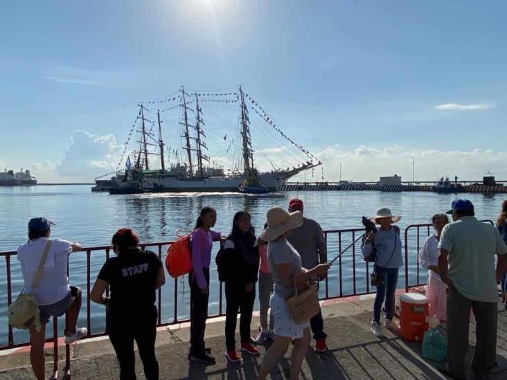 Arriba velero colombiano al puerto de Veracruz