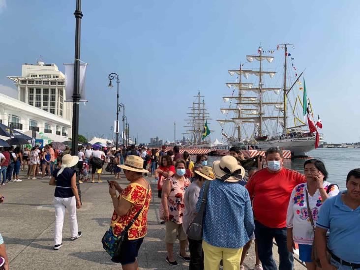 Se registran largas filas en el tercer día para visitar los veleros en Veracruz