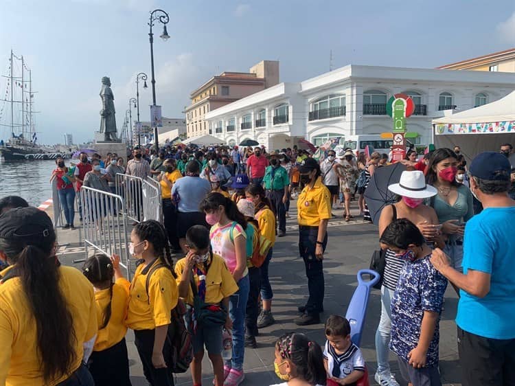 Se registran largas filas en el tercer día para visitar los veleros en Veracruz