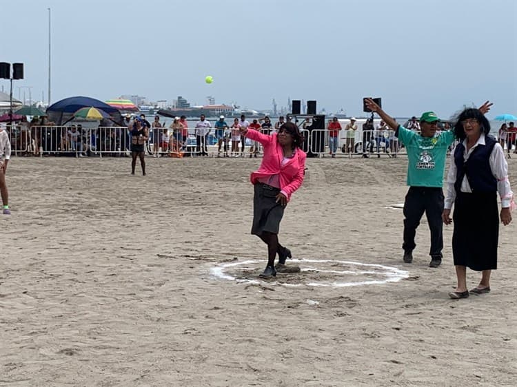 Regresó tradicional partido playero de Solteras vs Casadas previo al Carnaval