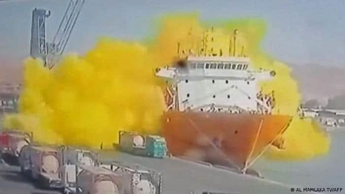 (+Video) ¡Terror! corren para escapar de nube tóxica; se cae taque con gas mortal