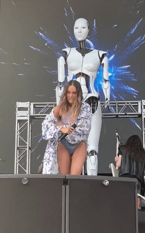 Belinda casi se desmaya durante su concierto en Machaca Fest 2022 (+Video)
