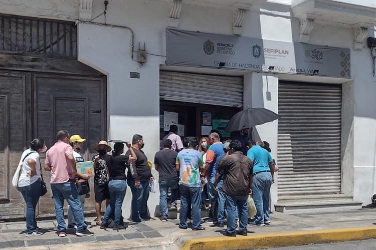 Largas filas en las oficinas de Hacienda de Veracruz por plazo de emplacamiento