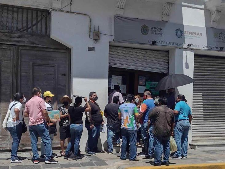 Largas filas en las oficinas de Hacienda de Veracruz por plazo de emplacamiento