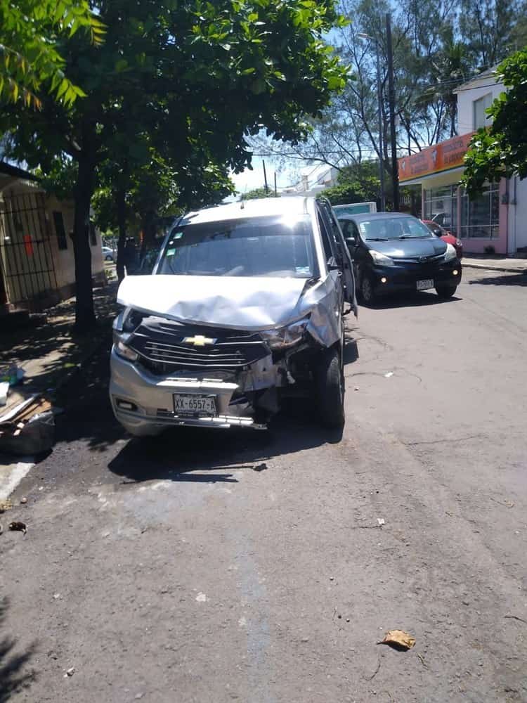 Conductores de camionetas se impactan sobre la colonia Miguel Alemán en Veracruz
