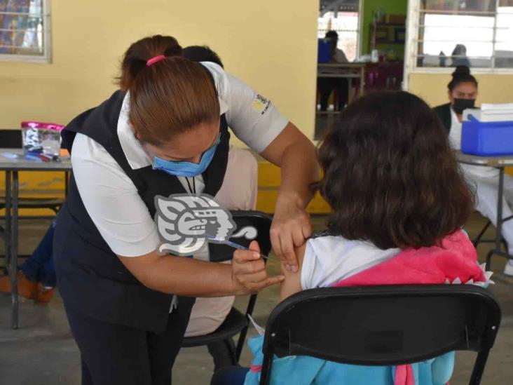 En el mercado de Cerritos, arranca vacunación de 5 a 11 años en Orizaba