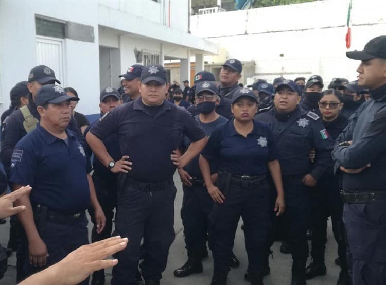 Policías en Tuxpan se rebelan y van a paro; protagonizan trifulca con marinos