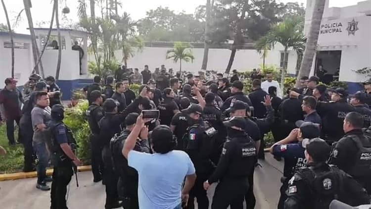 Policías en Tuxpan se rebelan y van a paro; protagonizan trifulca con marinos
