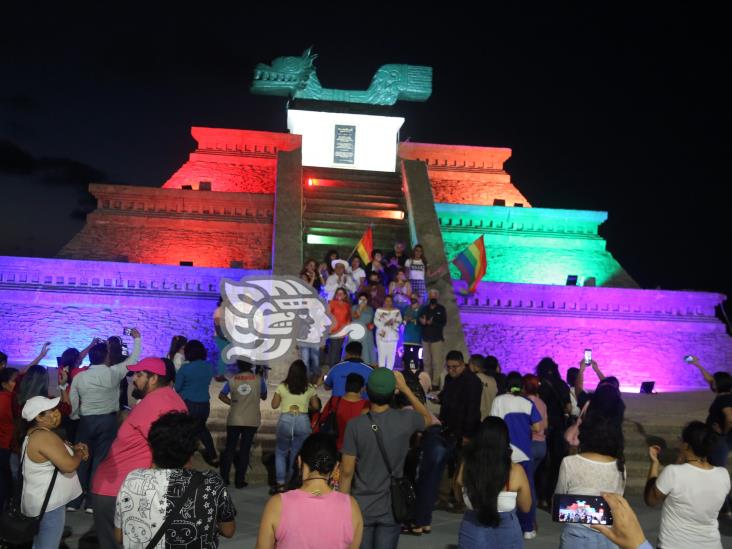 (+Video) Iluminan pirámide para conmemorar el Día del Orgullo LGBT