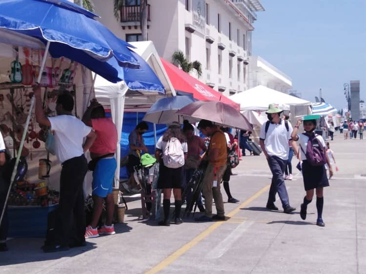Turistas y jarochos disfrutan del último día del Festival Velas Latinoamérica 2022