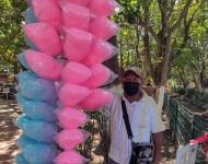 Don Víctor vende algodones de azúcar desde hace 15 años en el parque Cri-Cri