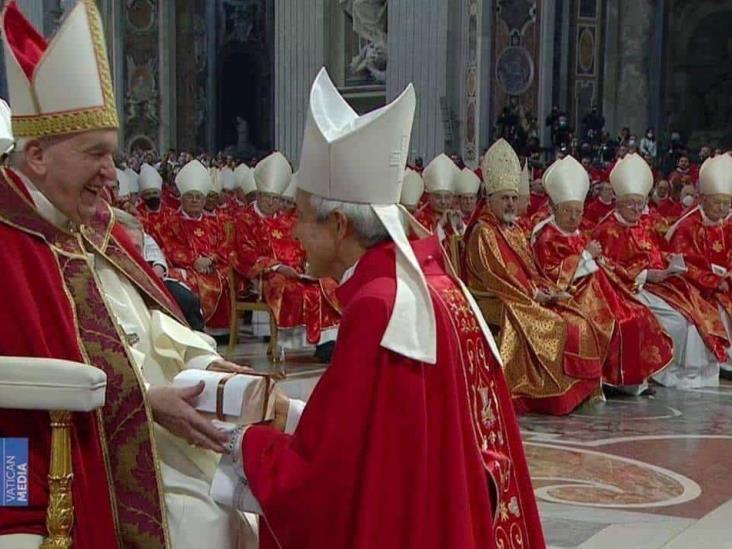 Papa Francisco entrega el Palio al arzobispo de Xalapa