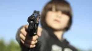 Pequeño de 8 mata a su hermanita de 1 año mientras jugaba con el arma de su papá