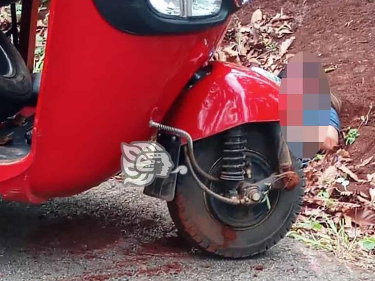 Vuelca mototaxista en poblado de Soteapan; una persona lesionada