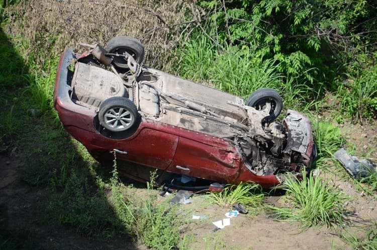 Auto sale del puente  y cae en barranca sobre carretera Veracruz-Xalapa (+ video)