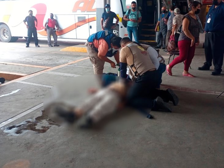 Hombre muere por un infarto en terminal de autobuses de Cosamaloapan