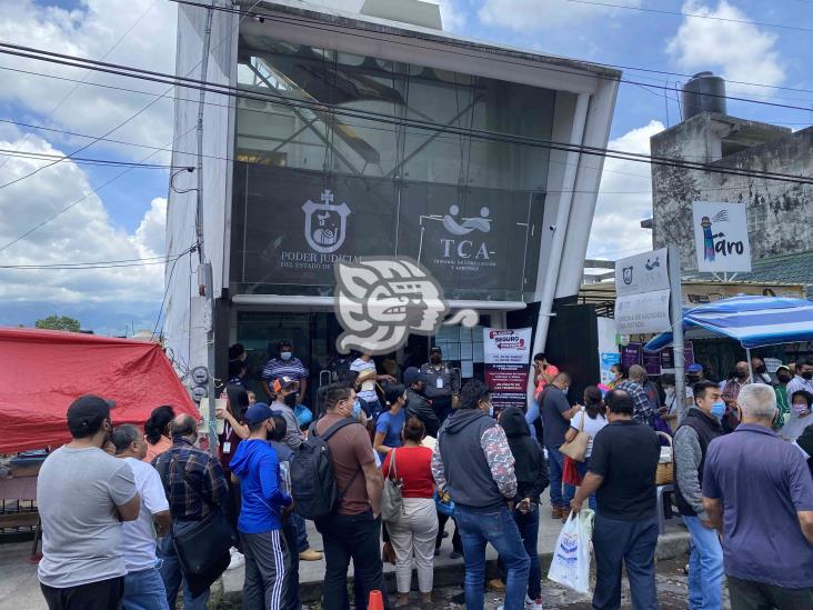 Conductores ‘atascan’ Hacienda para canjear placas en último día