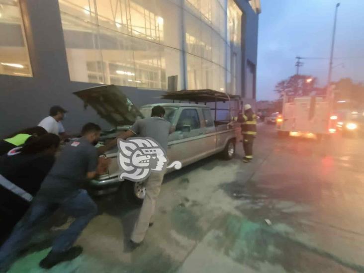 ¡Salvan el día! Ciudadanos evitan incendio de camioneta en Xalapa