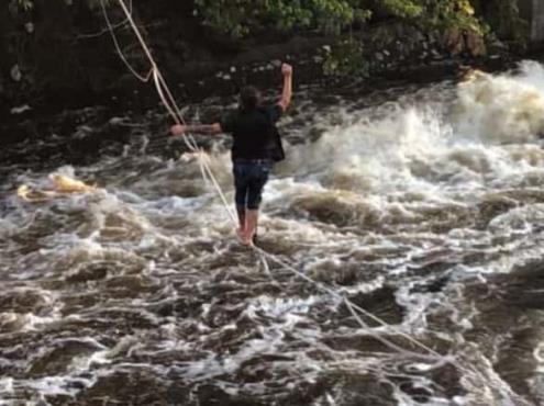 Equilibristas veracruzanos entrenan cuerda floja sobre el río Jamapa (+video)