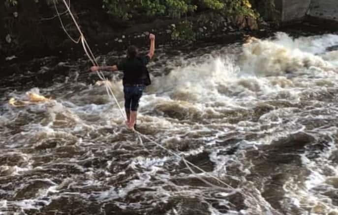 Equilibristas veracruzanos entrenan cuerda floja sobre el río Jamapa (+video)