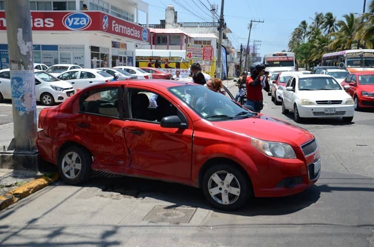 Conductora da vuelta equivocada por GPS y choca con taxista en la colonia Ortiz Rubio