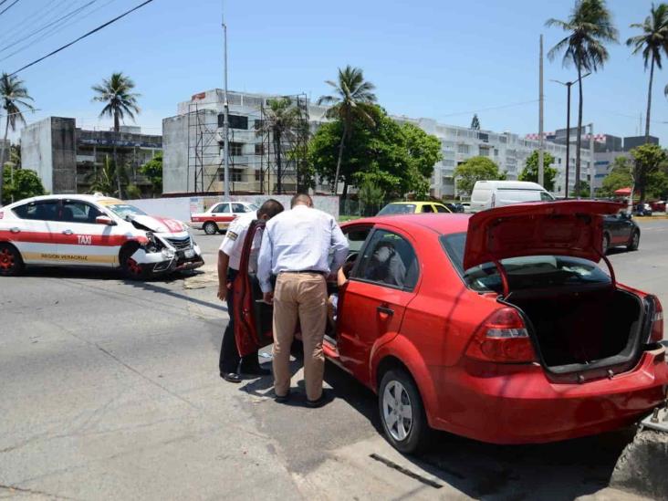 Conductora da vuelta equivocada por GPS y choca con taxista en la colonia Ortiz Rubio
