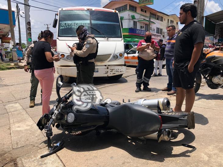 Motociclista choca contra autobús en Acayucan; resulta con graves lesiones