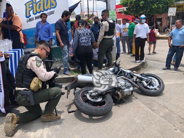 Motociclista choca contra autobús en Acayucan; resulta con graves lesiones