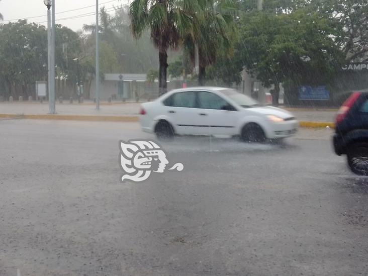 Aguacero matutino sorprende e inunda a Coatzacoalcos