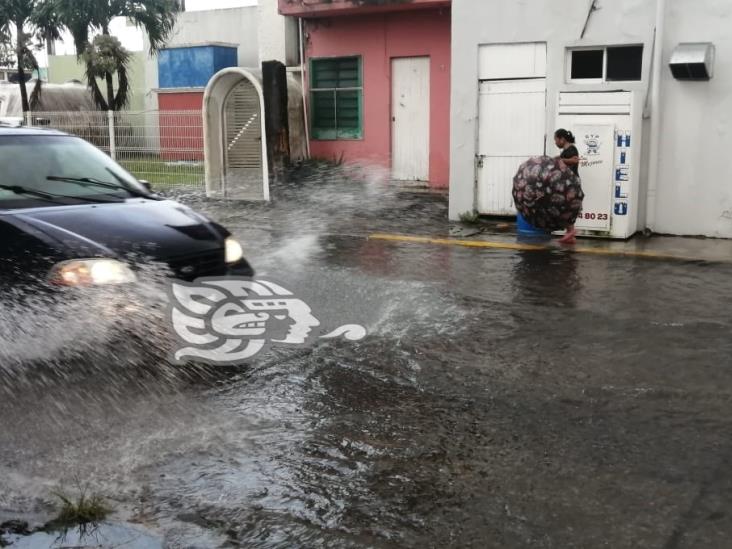 Aguacero matutino sorprende e inunda a Coatzacoalcos