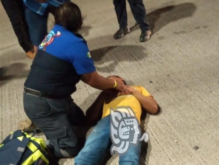 Con lesiones resultó motociclista al derrapar en Cosoleacaque