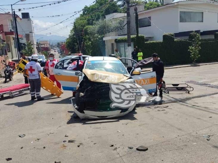 Tres lesionados en fuerte choque entre taxi y camioneta en Córdoba