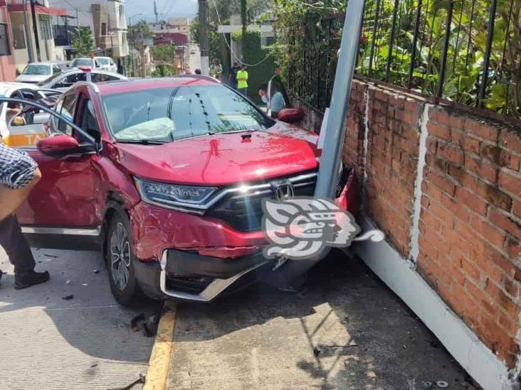 Tres lesionados en fuerte choque entre taxi y camioneta en Córdoba