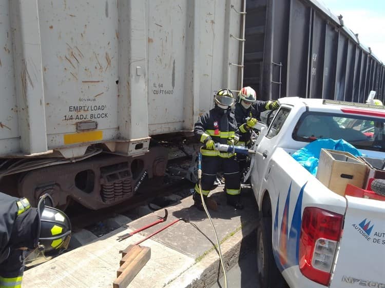 Camioneta se impacta contra un tren en el recinto portuario de Veracruz