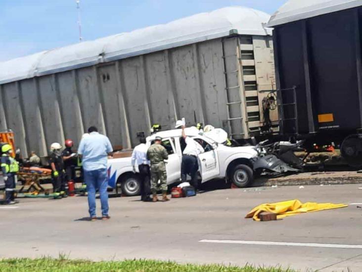 Camioneta se impacta contra un tren en el recinto portuario de Veracruz