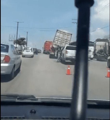 En Veracruz, se desprende contenedor de un tráiler en la zona de Puerto Seco (+Video)