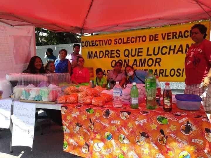 Colectivo Solecito vende alimentos durante Carnaval de Veracruz para recaudar fondos