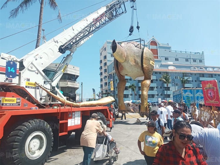 Se rompe escultura gigante en segundo paseo del Carnaval de Veracruz 2022 (+video)