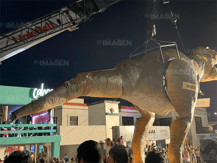 ¡Con cinta! Reparan cola de estructura de dinosaurio gigante del Carnaval de Veracruz